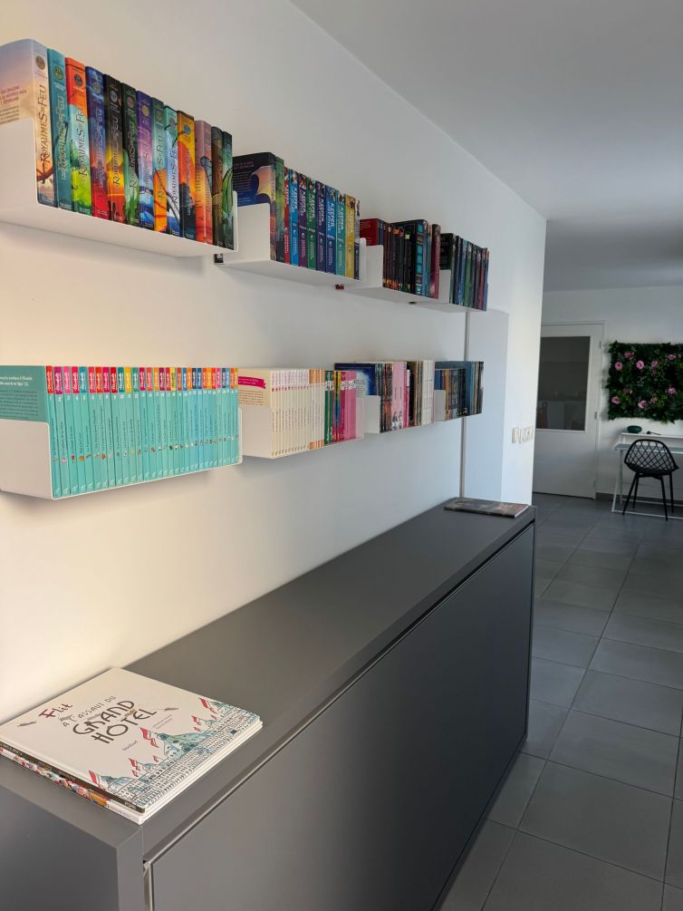 An additional fold-down single bed, and a well-stocked bookshelf