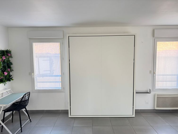 Fold-down queen-size bed, smooth & effortless opening & closing