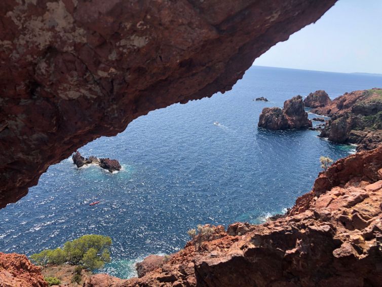 Stunning scenery between the red Estérel rocks and the azure Mediterranean Sea