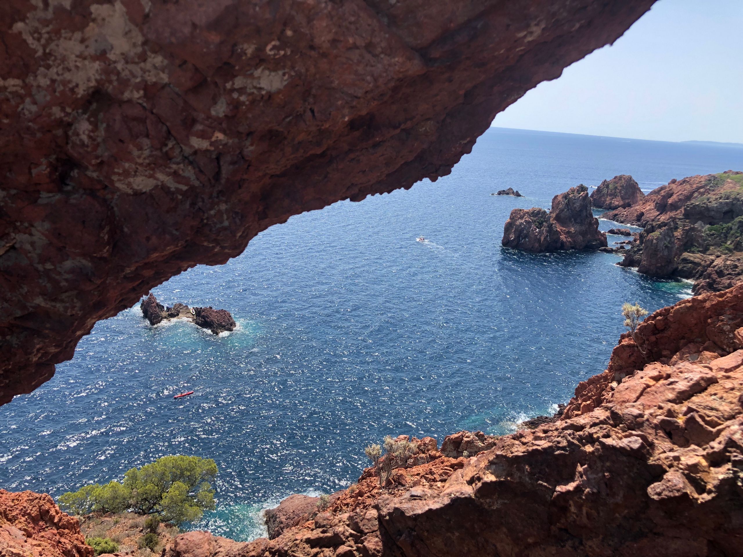 Stunning scenery between the red Estérel rocks and the azure Mediterranean Sea