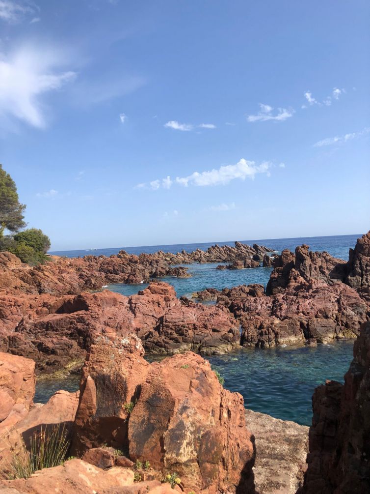 The wild coves of Saint-Raphaël — a divine encounter between land and sea
