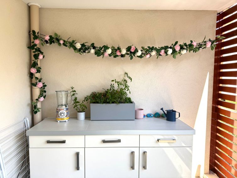 Outdoor bar with smoothie machine for icy, refreshing drinks