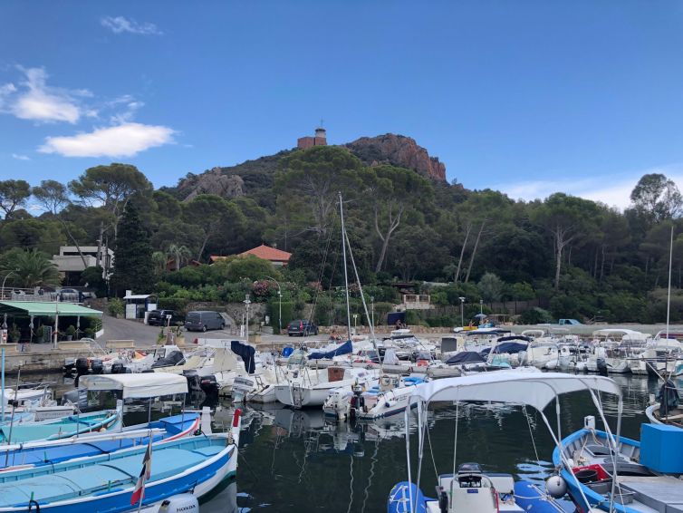 Port of Poussaï, Dramont–Saint-Raphaël, with a view of the semaphore